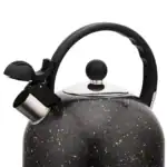 Metalowy czajnik na kuchennym tle, czarny z białymi plamkami, nowoczesny design, idealny do gotowania w domu, elegancki i funkcjonalny, zakup online, Domowy Zakątek.
