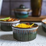 świeże jedzenie w ceramicznych naczyniach, stylowa zastawa stołowa, domowa atmosfera, naturalne produkty, rustykalne wnętrze, idealne do serwowania potraw, elegancka zastawa do domu, wyjątkowa zastawa kuchnia, ręcznie wykonane naczynia, domowe potrawy, inspiracje kulinarne, rustykalny design kuchni, wysokiej jakości ceramika, wystój domu, domowe posiłki, kulinarnie inspiracje, tradycyjna zastawa, szybkie i smaczne dania.