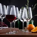 Wysokiej jakości kieliszki do wina czerwonego i białego, na drewnianym blacie z winogronami i pomarańczą, eleganckie prezentacje do domowego zacisza, idealne na relaks z winem.