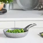 Makaron zielony w patelni, zdrowe jedzenie, kuchnia domowa, gotowanie, świeże składniki, zdrowa dieta, łatwe przepisy.