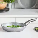 Sprawdzona patelnia ceramiczna na indukcję, idealna do smażenia warzyw, naleśników i mięs, odporna na zarysowania, lekka i łatwa w czyszczeniu, domowy zakątek, komfort gotowania.