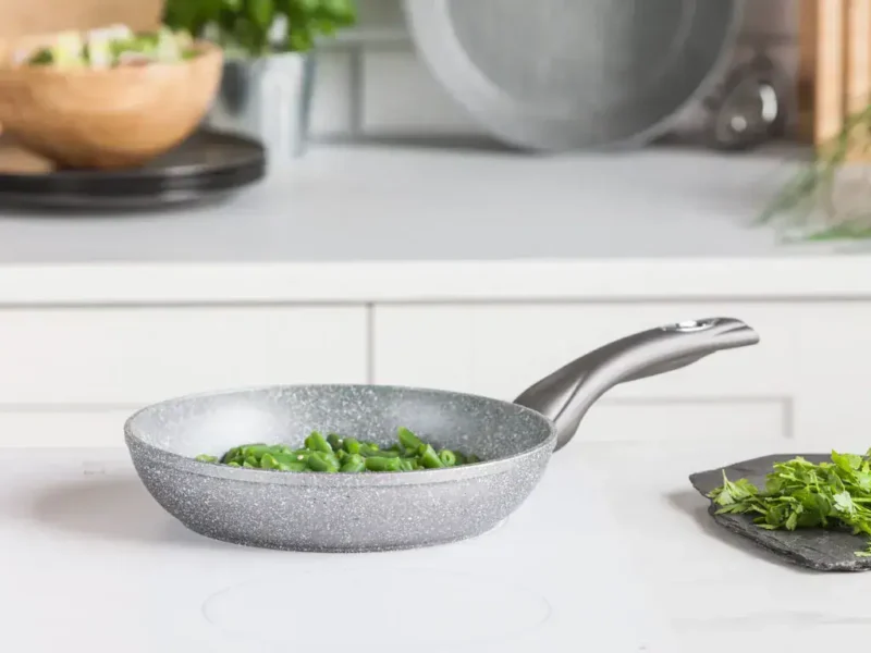 Sprawdzona patelnia ceramiczna na indukcję, idealna do smażenia warzyw, naleśników i mięs, odporna na zarysowania, lekka i łatwa w czyszczeniu, domowy zakątek, komfort gotowania.