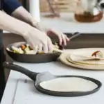 Domowy zakątek, przygotowywanie placka tortilla na patelni, kuchnia, gotowanie, domowe przepisy, zdrowe jedzenie, miejsce na kulinarne inspiracje, naturalne składniki, gotowanie w domu.