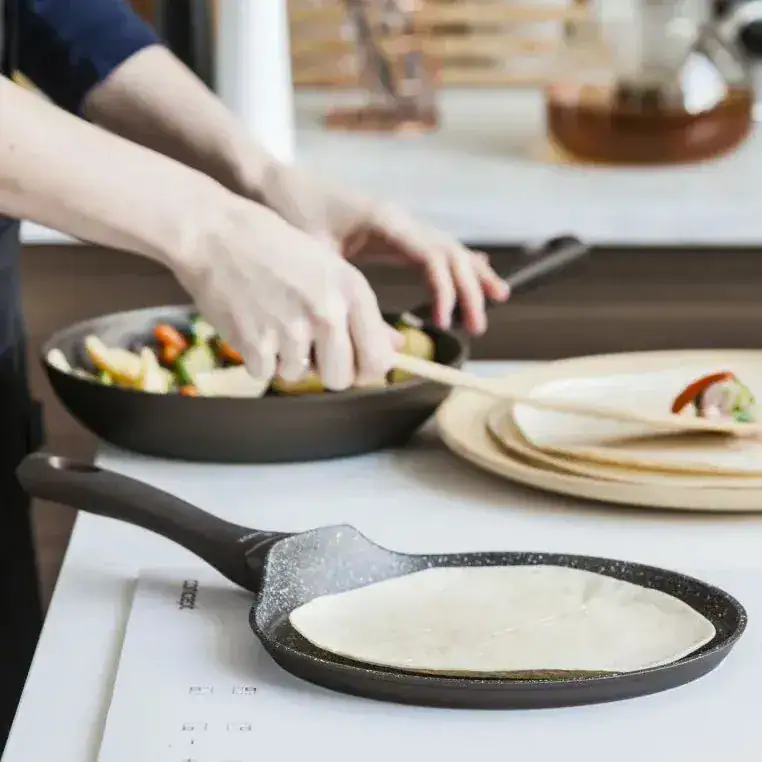 Domowy zakątek, przygotowywanie placka tortilla na patelni, kuchnia, gotowanie, domowe przepisy, zdrowe jedzenie, miejsce na kulinarne inspiracje, naturalne składniki, gotowanie w domu.