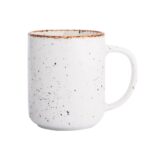 Ceramiczny kubek w stylu skandynawskim z odcieniami bieli i czerni, idealny na kawę lub herbatę. Funkcjonalny i estetyczny dodatek do domowej zastawy, wyprodukowany przez Domowy Zakątek.