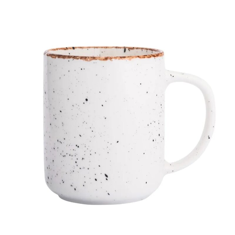 Ceramiczny kubek w stylu skandynawskim z odcieniami bieli i czerni, idealny na kawę lub herbatę. Funkcjonalny i estetyczny dodatek do domowej zastawy, wyprodukowany przez Domowy Zakątek.