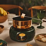 Kuchenik z gorącym serem w domowym klimacie, przy stole z przekąskami, rustykalna aranżacja, naturalne światło, idealne na rodzinny obiad, inspiracja do własnego domu, idealne na chłodne dni, atmosfera ciepła i bliskości.