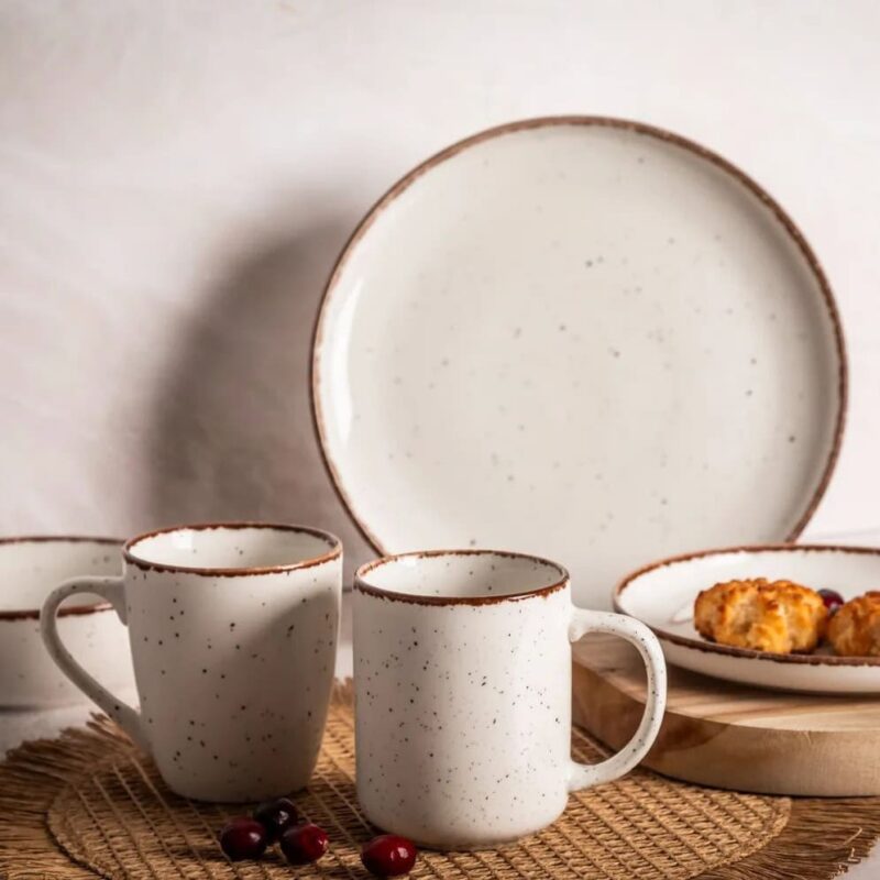 Ceramiczna zastawa stołowa w naturalnym stylu, filiżanki i talerze z białej gliny z brązowymi krawędziami, idealne dla miłośników domowego wnętrza i rustykalnego designu.