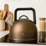 Żeliwny czajnik Valdinox na kuchence, stylowe i nowoczesne wyposażenie domu, idealne do przygotowania herbaty lub napojów, elegancki design w kuchni.