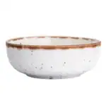 Ceramiczna miska w stylu rustykalnym, biała z brązową krawędzią, idealna do serwowania potraw i dekoracji wnętrz domu.