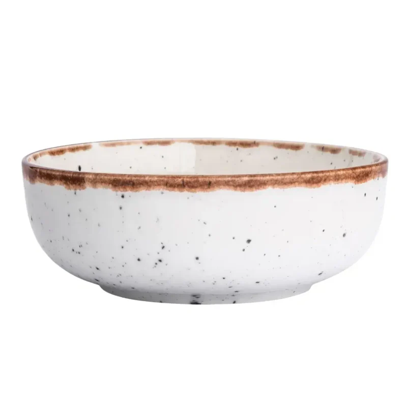 Ceramiczna miska w stylu rustykalnym, biała z brązową krawędzią, idealna do serwowania potraw i dekoracji wnętrz domu.