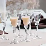 Szampan w kieliszkach, dekoracyjny stół do domu, elegancki napój na uroczystości, idealny do świętowania i okoliczności specjalnych, domowe przyjęcie, elegancka zastawa stołowa, Domowy Zakątek.