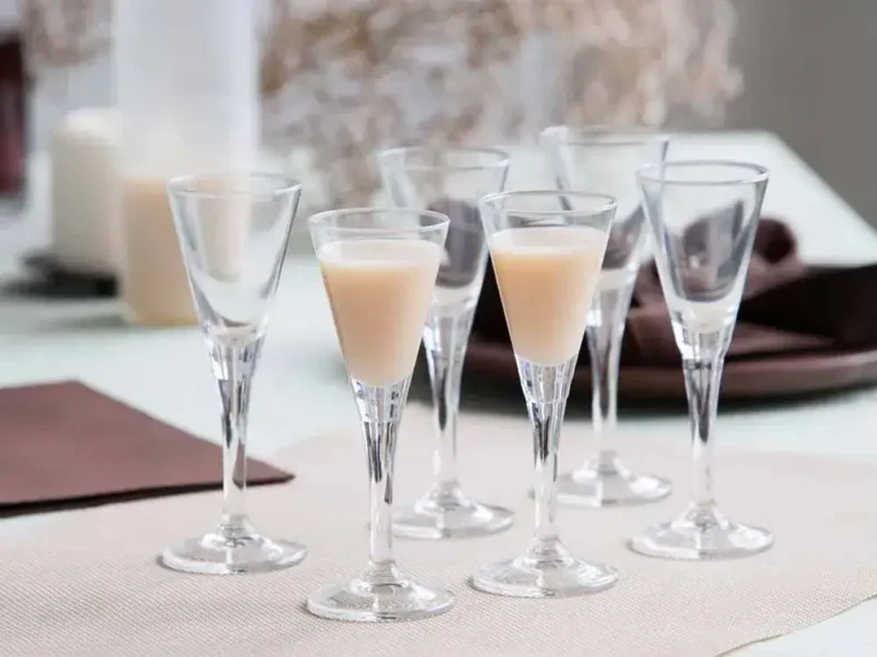 Szampan w kieliszkach, dekoracyjny stół do domu, elegancki napój na uroczystości, idealny do świętowania i okoliczności specjalnych, domowe przyjęcie, elegancka zastawa stołowa, Domowy Zakątek.