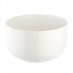 Prosty biały ceramiczny kubek, idealny do kawy i herbaty, elegancki i uniwersalny dodatek do każdego domu.