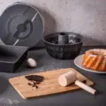 Przedmiot do pieczenia ciasta, silikonowa forma, deska do krojenia, czekolada, wałek do ciasta, formy do pieczenia, akcesoria kuchenne, kulinarne narzędzia, domowe wypieki, dekoracja ciasta, wypieki domowe.