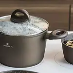 Kuchnia domowa, garnki i patelnie, nowoczesny wygląd, wyposażenie kuchni, produkty kuchenne, sprzęt AGD, gotowanie, kulinaria, domowe gotowanie, akcesoria kuchenne, nowoczesny design, kuchnia w domu.
