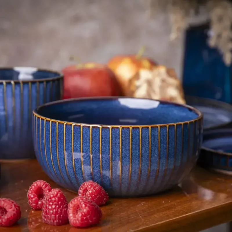 Ceramiczna miska dekoracyjna, niebieska z złotymi prążkami, eleganckie naczynie na owoce i przekąski, stylowe dodatki do domu, idealne do wnętrza w stylu nowoczesnym i klasycznym.