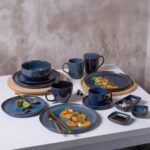 Stylowe naczynia ceramiczne w odcieniach granatu, idealne na domowe posiłki, rustykalny klimat, kolekcja Domowy Zakątek, elegancka zastawa do serwowania, oryginalny design, wysokiej jakości ceramika.