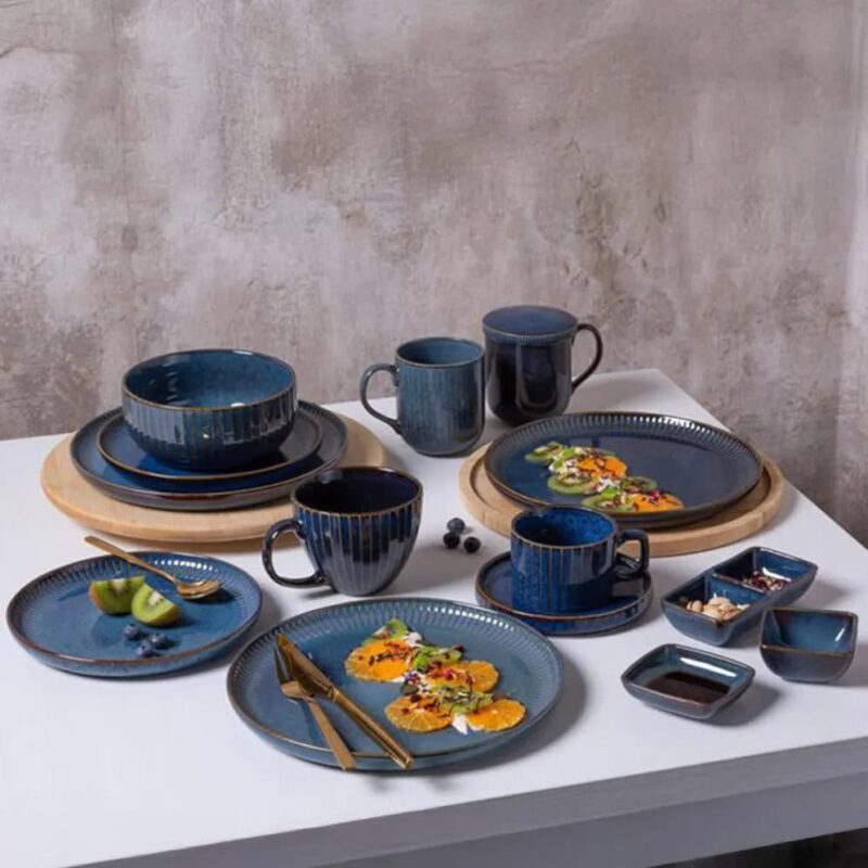 Stylowe naczynia ceramiczne w odcieniach granatu, idealne na domowe posiłki, rustykalny klimat, kolekcja Domowy Zakątek, elegancka zastawa do serwowania, oryginalny design, wysokiej jakości ceramika.
