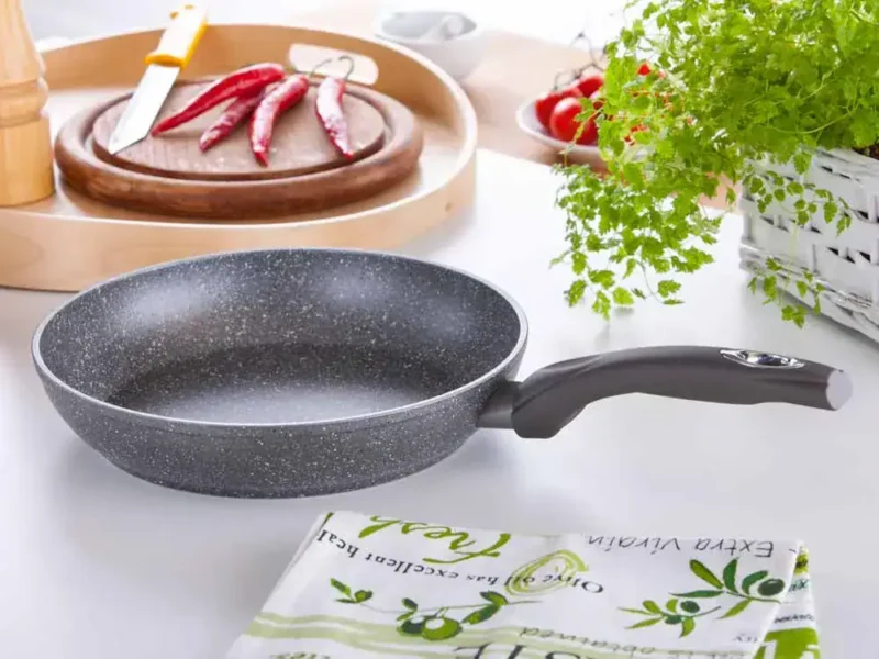 Lekka patelnia ceramiczna na kuchnię domową, idealna do smażenia i gotowania, z trwałym uchwytem, nowoczesny design, praktyczna i łatwa w czyszczeniu, akcesoria kuchenne, kuchnia, gotowanie, domowe przepisy, sprzęt AGD.