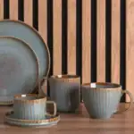 Ceramiczne zestawy kawowe w stylu retro, filiżanki i talerzyki na drewnianym stole, idealne na kawę i herbatę, elegancki design do domu.
