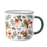 Kolorowa ceramiczna filiżanka z motywami leśnych zwierząt, takich jak sarenka, jeż, ptaki i grzyby, idealna do codziennego użytku w domu, inspirowana naturą i ekologicznym stylem życia.