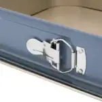 Klamra meblowa, zamknięcie do szafek, domowy zakątek, stelaż meblowy, elementy montażowe, opcja zabezpieczenia, akcesoria meblowe, solidna klamra, nierdzewna, trwała, do mebli kuchennych i pokojowych.