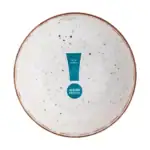 Naturalny kolorowy talerz ceramiczny z czarnymi plamkami, idealny do domowego użytku i aranżacji kuchni, w stylu vintage, z wyrazistym brzegiem, dostępny w sklepie Domowy Zakątek.