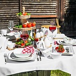 Świąteczny stół z jadalni z naturalnymi dekoracjami, świeżymi warzywami, jajkami i czerwonym winem, idealny do domowego zacisza i przyjęć w stylu domowego zakątka.