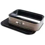 Solidne foremki do pieczenia w zestawie z pokrywką, idealne do wypieków i przygotowywania dań na co dzień. Ergonomiczny design i wysokiej jakości materiały gwarantują trwałość i komfort użytkowania.