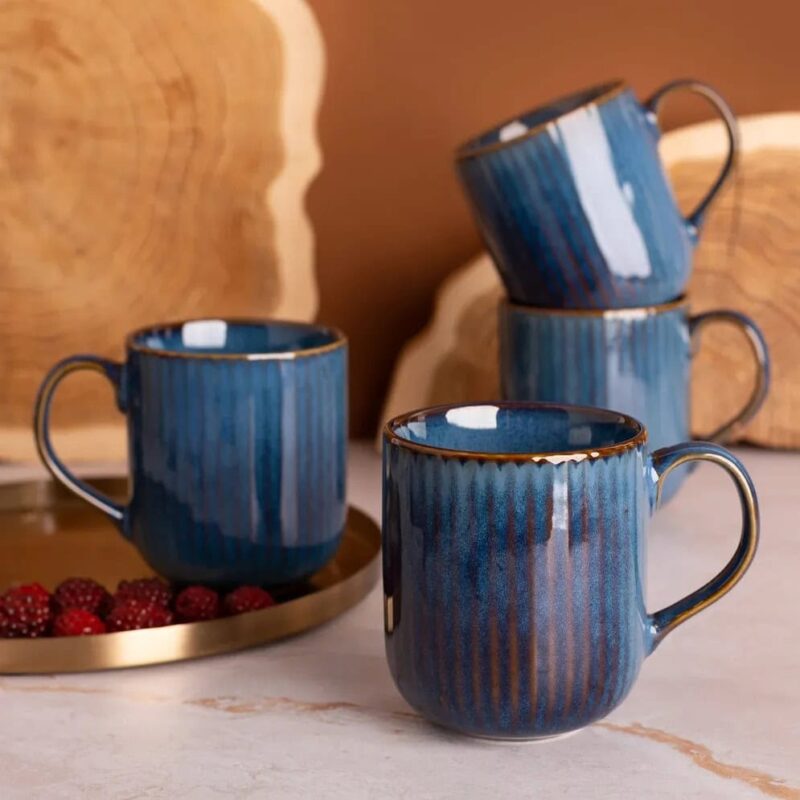 Ceramiczne kubki w stylu rustic, idealne na kawę lub herbatę, ręcznie wykonane, w pięknym odcieniu niebieskiego, doskonałe do domowego zacisza i codziennego relaksu.