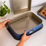 Gin container do pieczenia ciast i deserów, metalowa forma na ciasta, elegancka blaszka do wypieków z teksturą, idealna do domowych wypieków, produkt Domowy Zakątek.