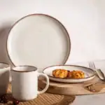 Ceramiczny zestaw kuchenny do herbaty i kawy, filiżanki i talerze z brązową obwódką, rustykalny wystrój, domowy klimat, idealny do codziennych posiłków i śniadań, naturalne materiały, minimalistyczny styl, domowe wnętrza, kolekcja Domowy Zakątek, wysokiej jakości ceramika Polski.